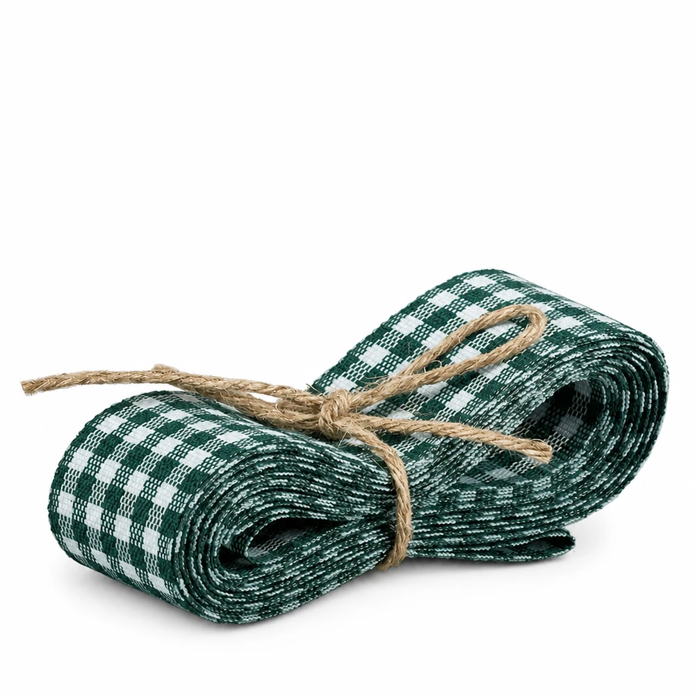 Groen en wit geblokt stoffen lint 300cm gebonden met jute lint als een decoratief lint op een witte achtergrond