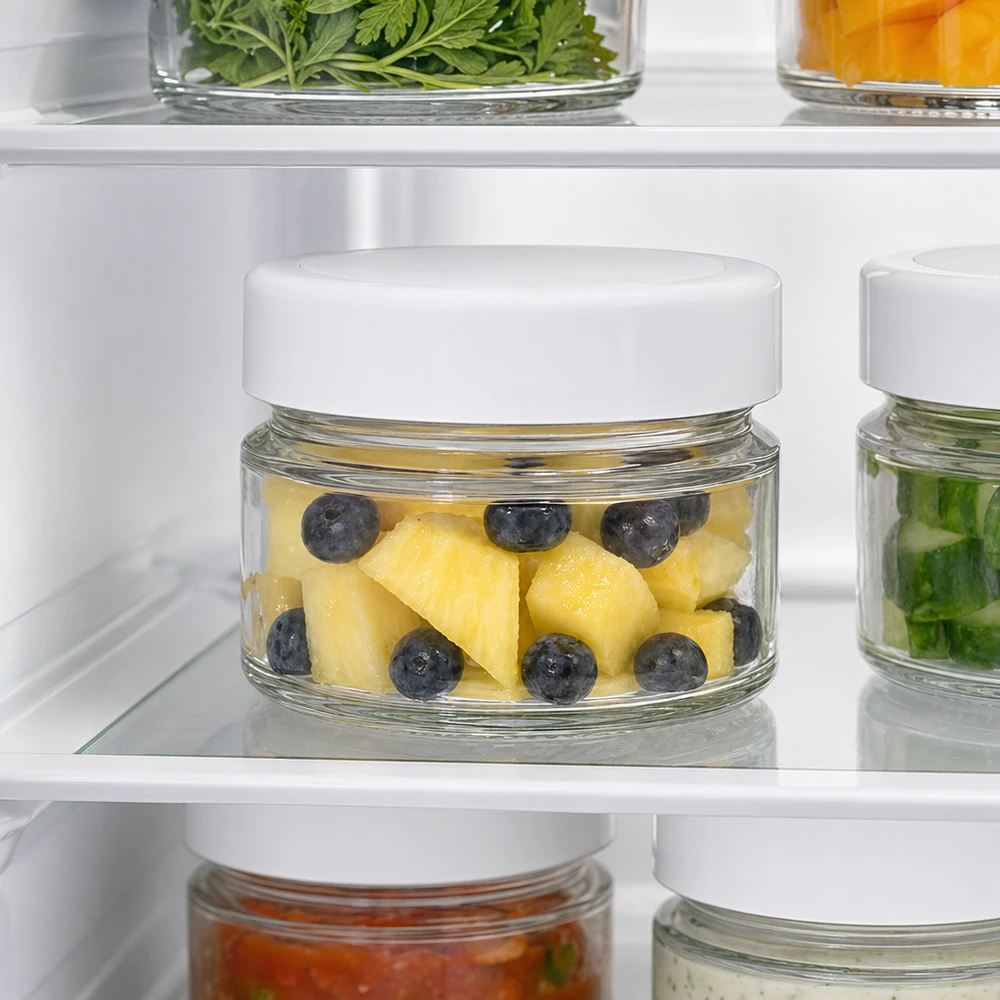 80ml rond glas met BasicSeal deksel wit deep UNiTWIST 80 ml ronde pot in de koelkast met ananas en bosbessen toont het optimale vershoudvermogen van het BasicSeal deksel