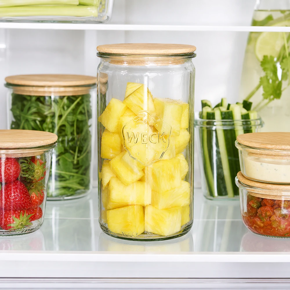 1590ml cilinderglas WECK RR100 met hout deksel WECK voorraadpot 1590ml RR100 in de koelkast gevuld met ananas voor het bewaren van vers fruit met houten deksel