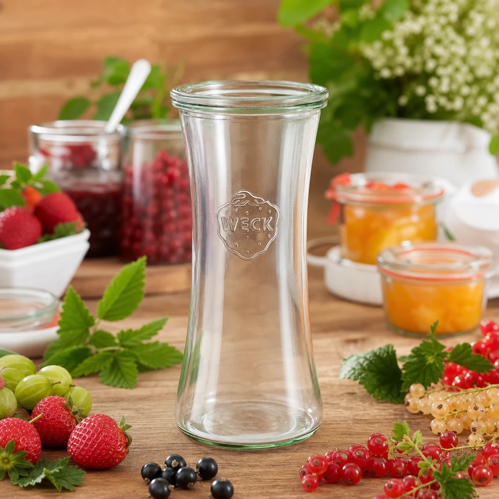 700ml delicatessenglas met glazen deksel WECK RR80 WECK 700ml delicatessenpot RR80 met verse bessen en jam op een houten tafel - inmaakpot voor jam