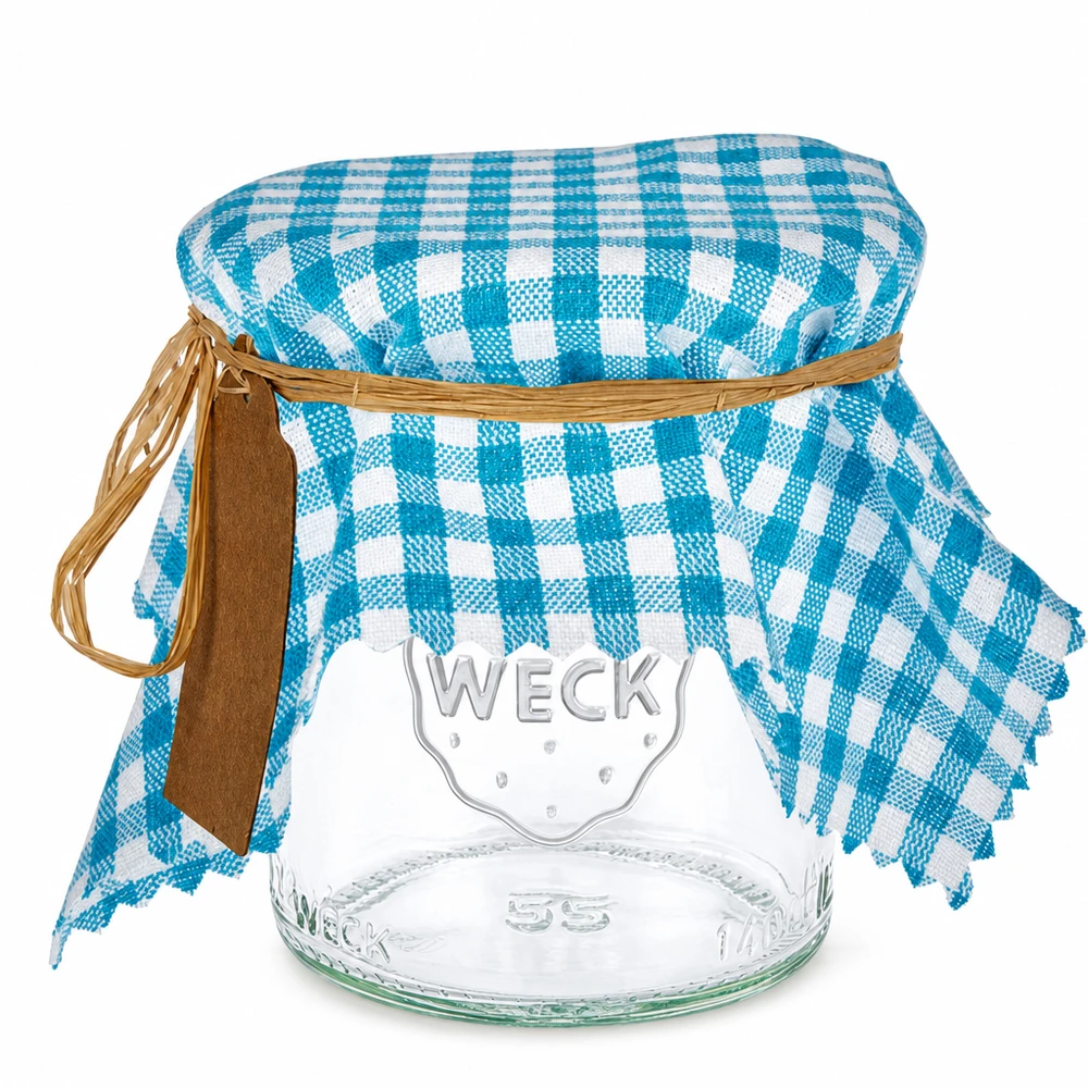 Turkoois en wit geruite stoffen doily op een pot met raffia en bruine hanger