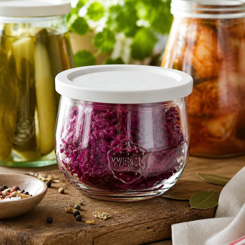 580ml tulpenglas met vershouddeksel WECK RR100 WECK Tulpenglas 580ml RR100 mit Rotkraut gefüllt zwischen eingelegten Gurken und Kimchi für Fermentierung und Konservier