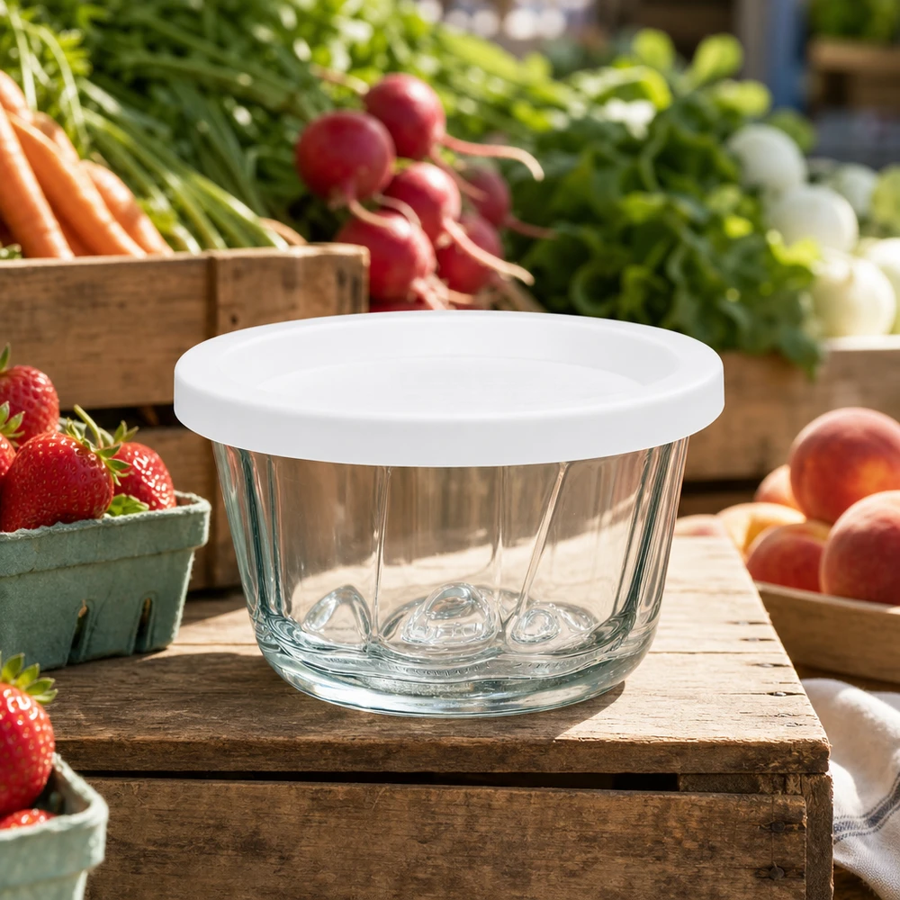 WECK Gugelhupf pot 165ml RR80 op een houten tafel met verse marktgroenten, aardbeien en perziken buiten