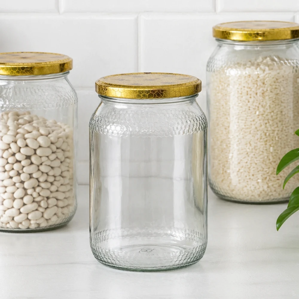 900 ml honingpotten met BasicSeal honingraatdeksels georganiseerd als voorraadpotten voor bonen en rijst in voorraadkasten