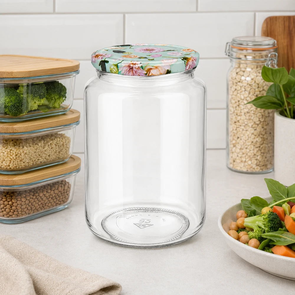 Ronde pot van 795 ml + BasicSeal-deksel met muntbloem UNiTWIST Lege ronde pot van 795 ml met decoratief BasicSeal bloemendeksel munt op keukenblad tussen voorraadbakjes