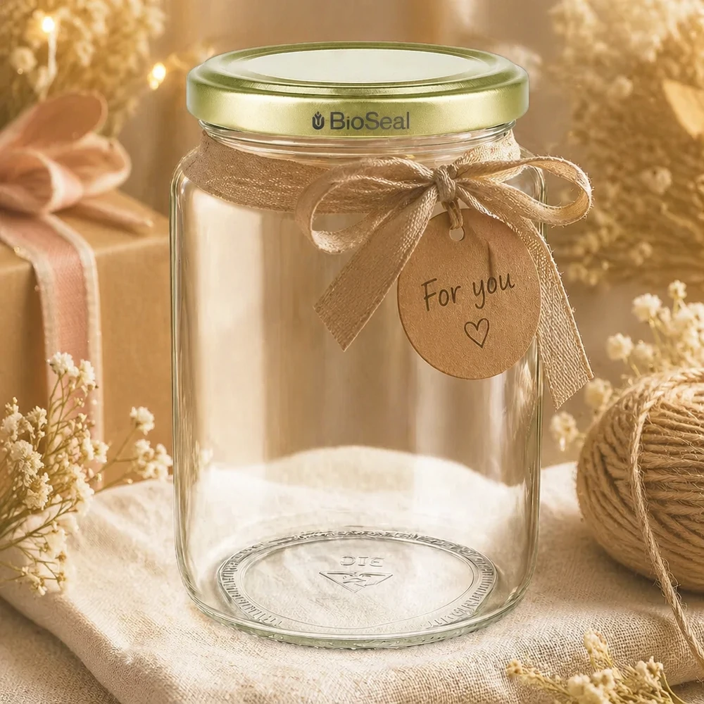 Honingpot 1000 g met gouden BioSeal UNiTWIST-deksel 1000g BioSeal honingpot als cadeau versierd met een gouden strik en hanger in een rustiek ontwerp