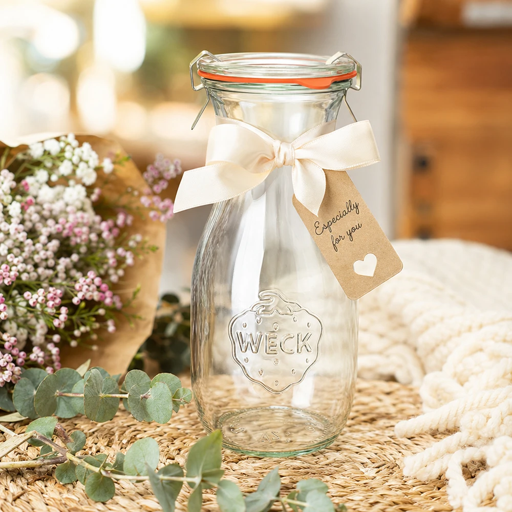 530 ml sapfles, compleet WECK RR60 WECK 530ml sapfles RR60 gedecoreerd met een wit lint en cadeaulabel geschikt tussen bloemen