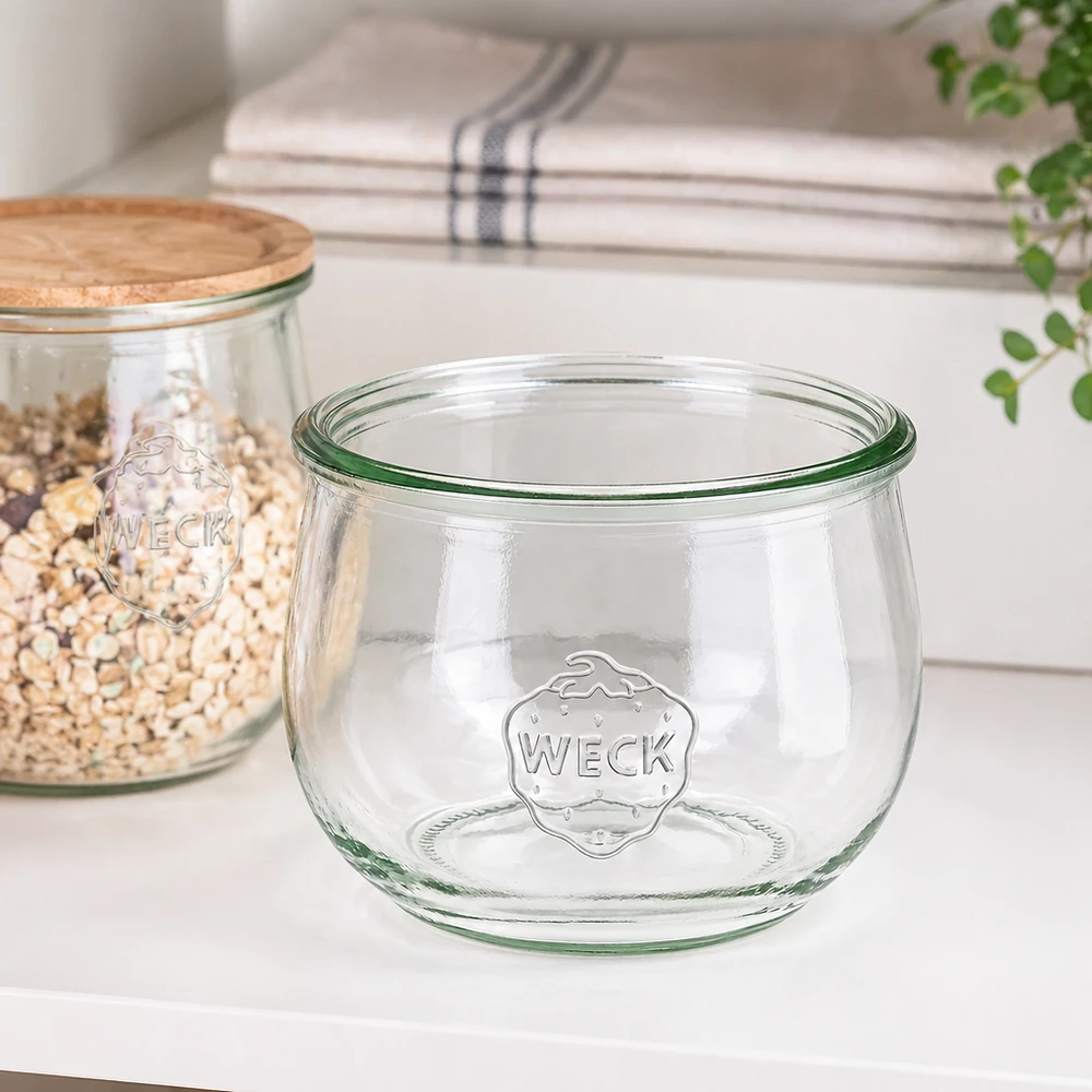 WECK RR100 tulpvormige pot van 580 ml 580ml WECK tulpenpot RR100 inmaakpot transparant met logo op wit keukenblad naast voorraadpot