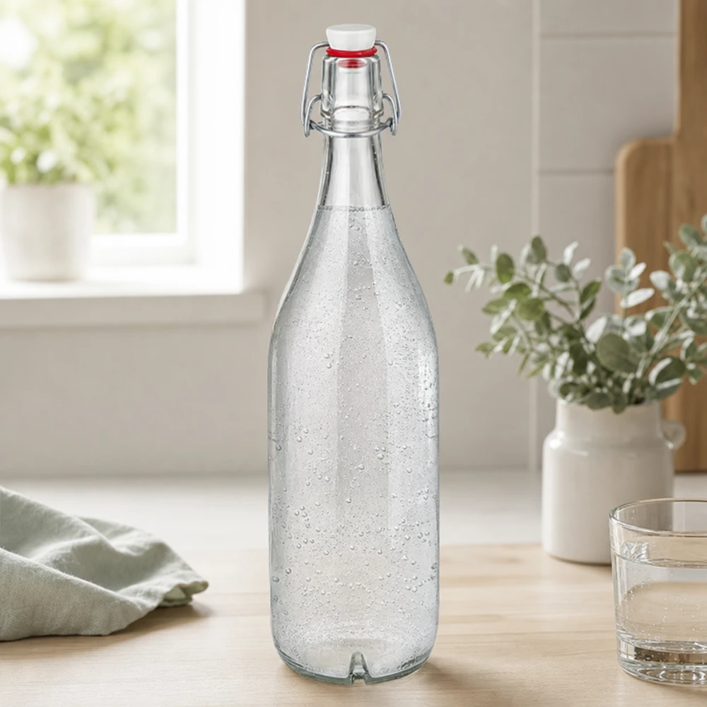 Glazen fles van 1000 ml + porseleinen slingerdop UN... 1000ml glazen fles met draaidop gevuld met bruisend water op houten tafel in moderne keuken