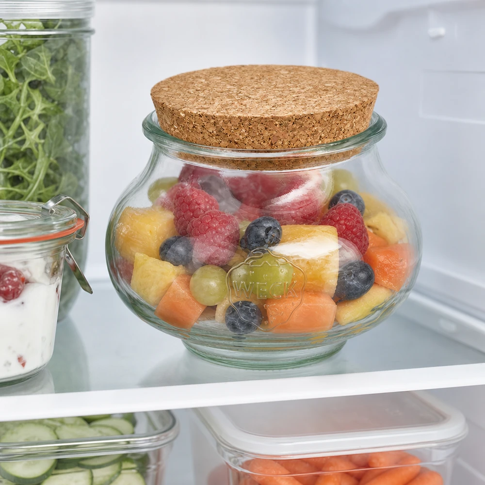 560ml juwelenglas WECK RR80 met kurk WECK Schmuckglas 560ml RR80 mit Korkdeckel im Kühlschrank gefüllt mit frischem Obstsalat Kühlschrankorganisation