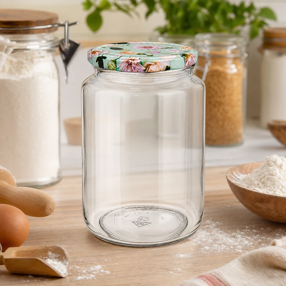 Ronde pot van 795 ml + BasicSeal-deksel met muntbloem UNiTWIST 795ml ronde pot met BasicSeal bloemdeksel munt in bakkerskeuken, bloem en bakingrediënten op houten werkblad