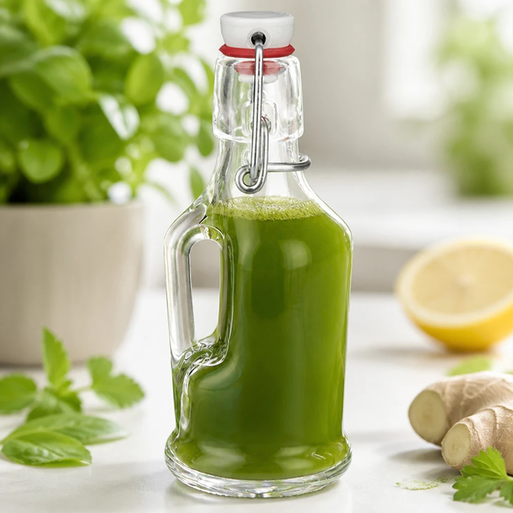 Glazen fles Bertha 200ml gevuld met groene smoothie naast gember en citroen Keukenscène UNiTW zwenkstop