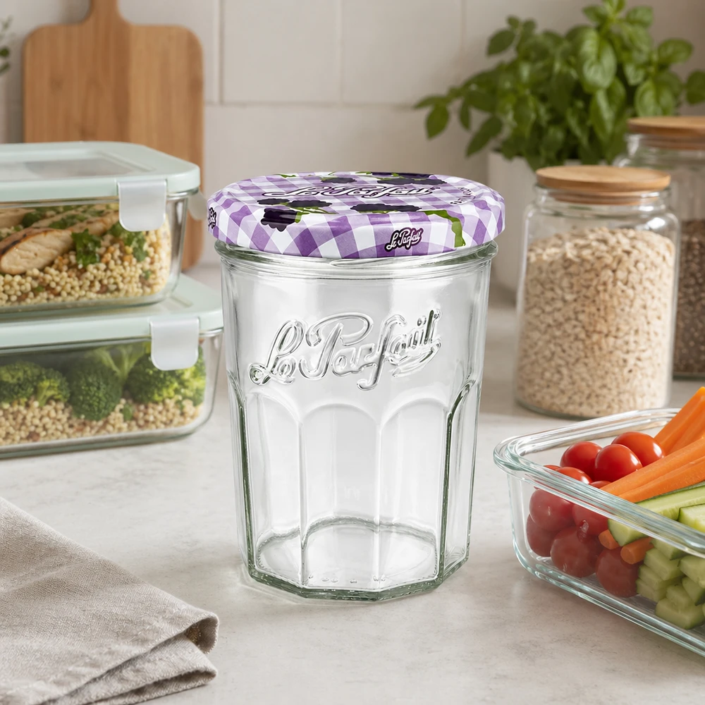 Le Parfait® Jam 385 ml Ø82 mm confituurpot Le Parfait bekers 385ml in een moderne keuken tussen voorraadpotten en groenten als opbergoplossing