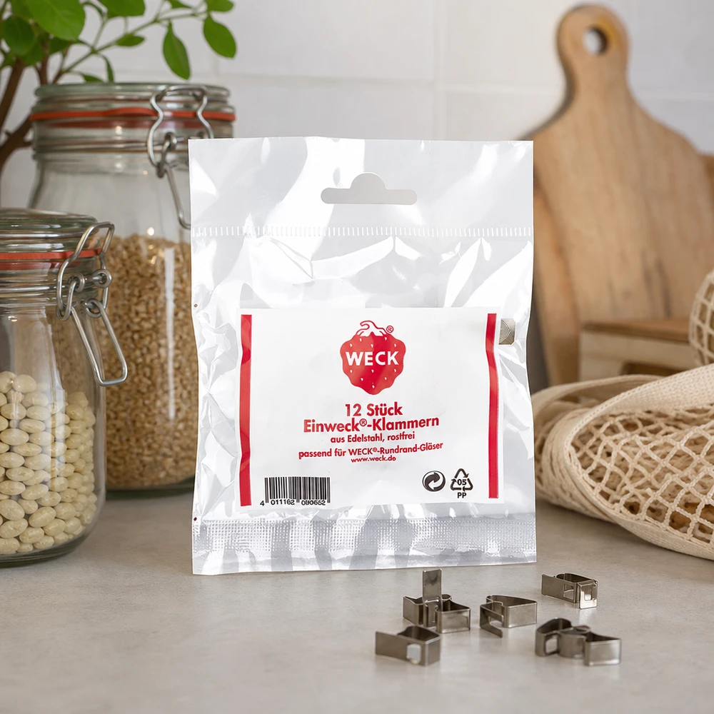 Weck Clips (verpakking(en) van 12) WECK Klammern Lifestyle Aufnahme Küchenambiente mit Vorratsgläsern Schneidebrett natürliche Deko 12 Stück Edelstahl
