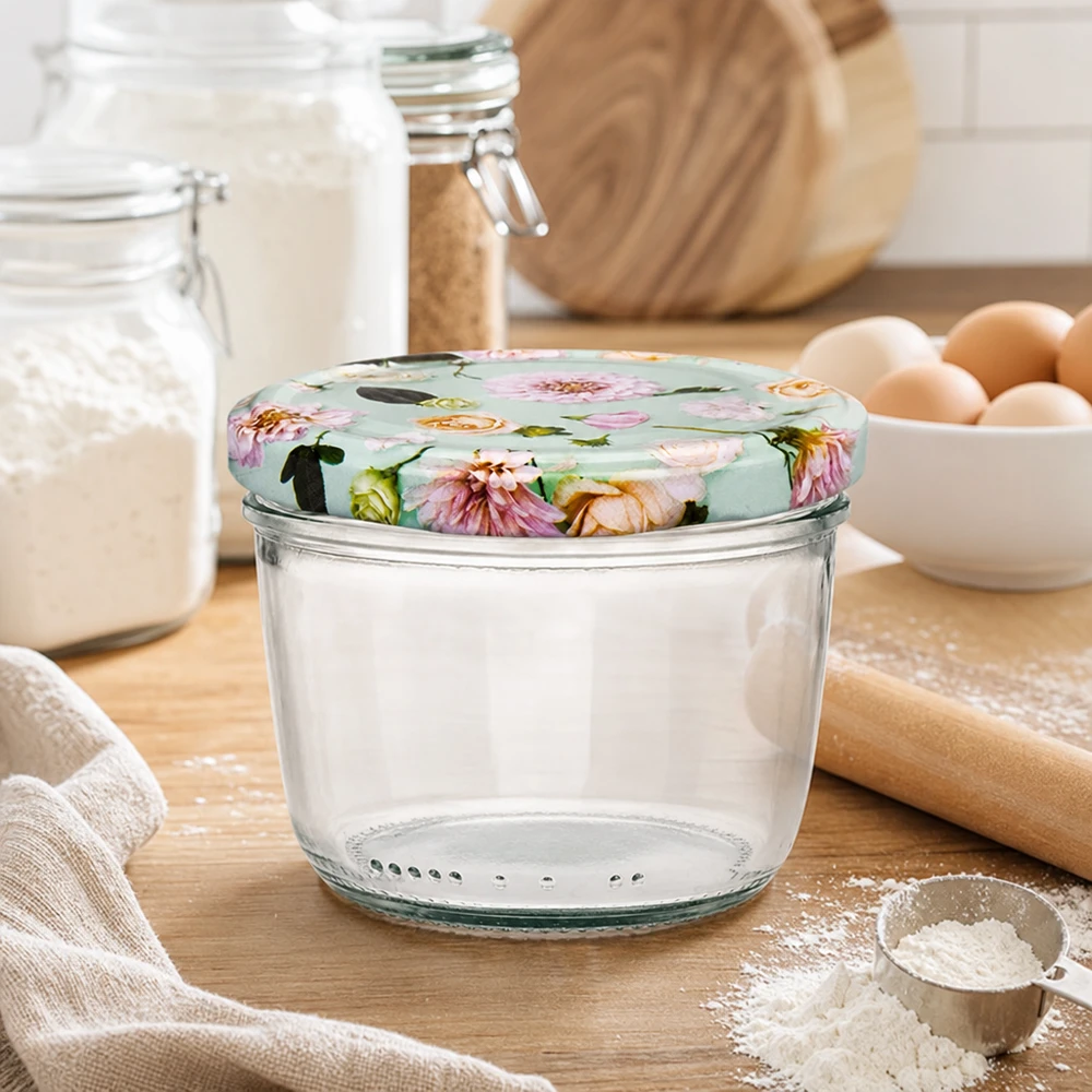 Glazen van 230 ml + BasicSeal-deksel met muntbloem UNiTWIST 230 ml bekers met BasicSeal deksel in de keuken tijdens het bakken, omringd door meel, eieren en bakgerei