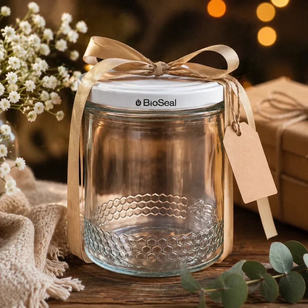 Honingpot 560 g met witte BioSeal UNiTWIST-deksel 400ml honingpot leeg met wit BioSeal deksel als cadeau versierd met een gouden strik en hanger