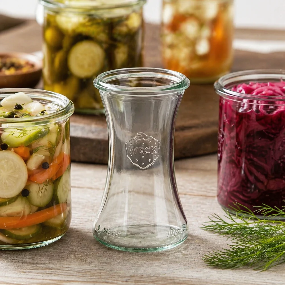 WECK RR60 delicatessenpot 200ml tussen kleurrijke ingemaakte groentenpotten en inmaakpotten op houten bodem