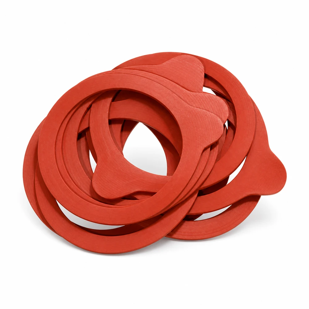 Weck-ring RR100 Stapel roter Naturgummi-Einkochringe RR100 vor weißem Hintergrund zeigt hochwertige Qualität und Flexibilität