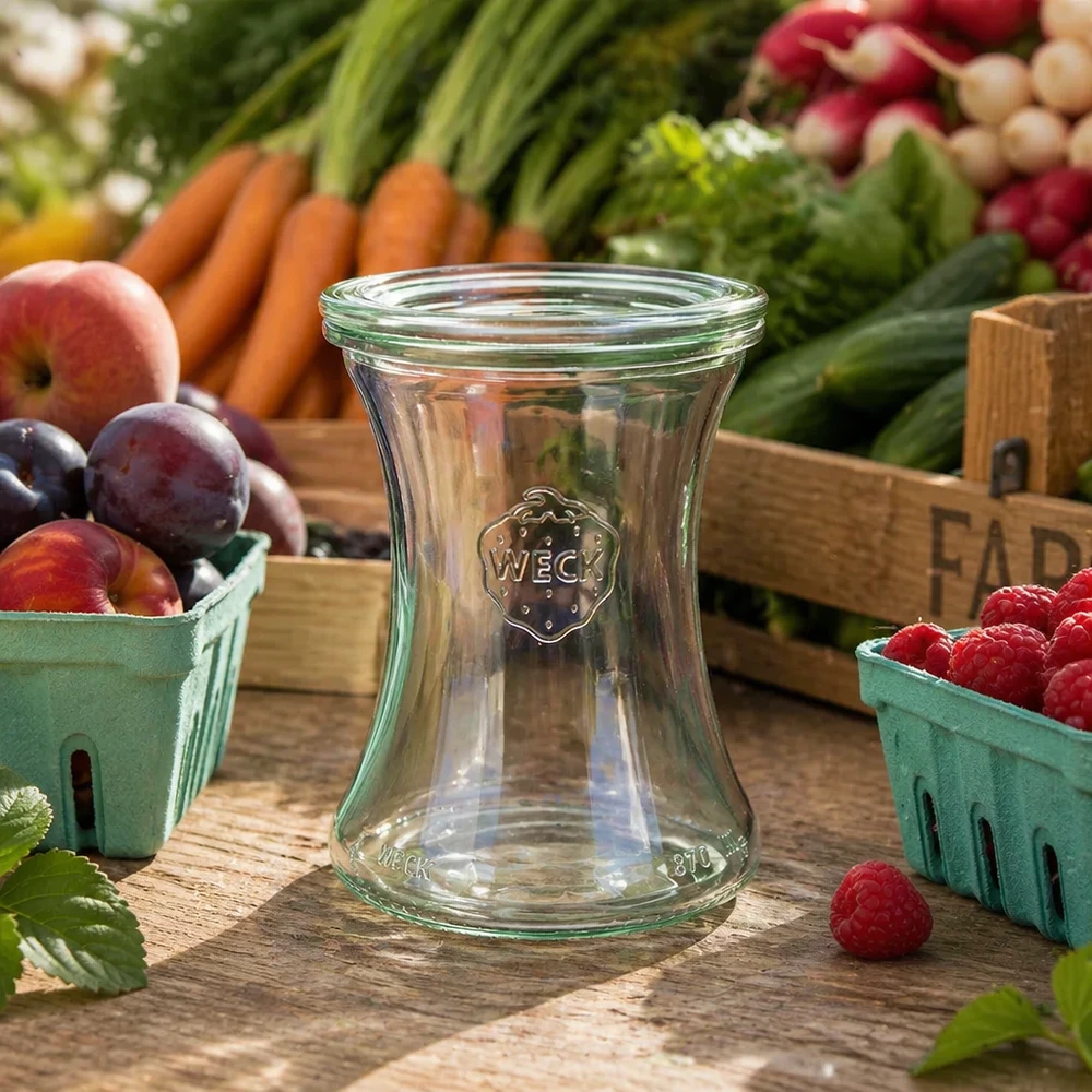 Delikatessenpot van 370 ml met glazen deksel WECK RR80 WECK delicatessenpot 370ml RR80 leeg op houten tafel tussen vers fruit en groenten toont natuurlijk gebruik