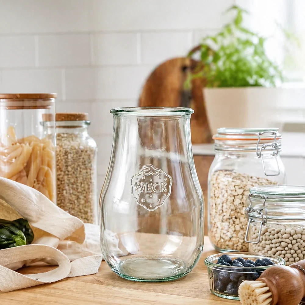 WECK tulpenpot 2700ml RR100 in moderne keuken met voorraadpotten voor pasta en peulvruchten op houten werkblad
