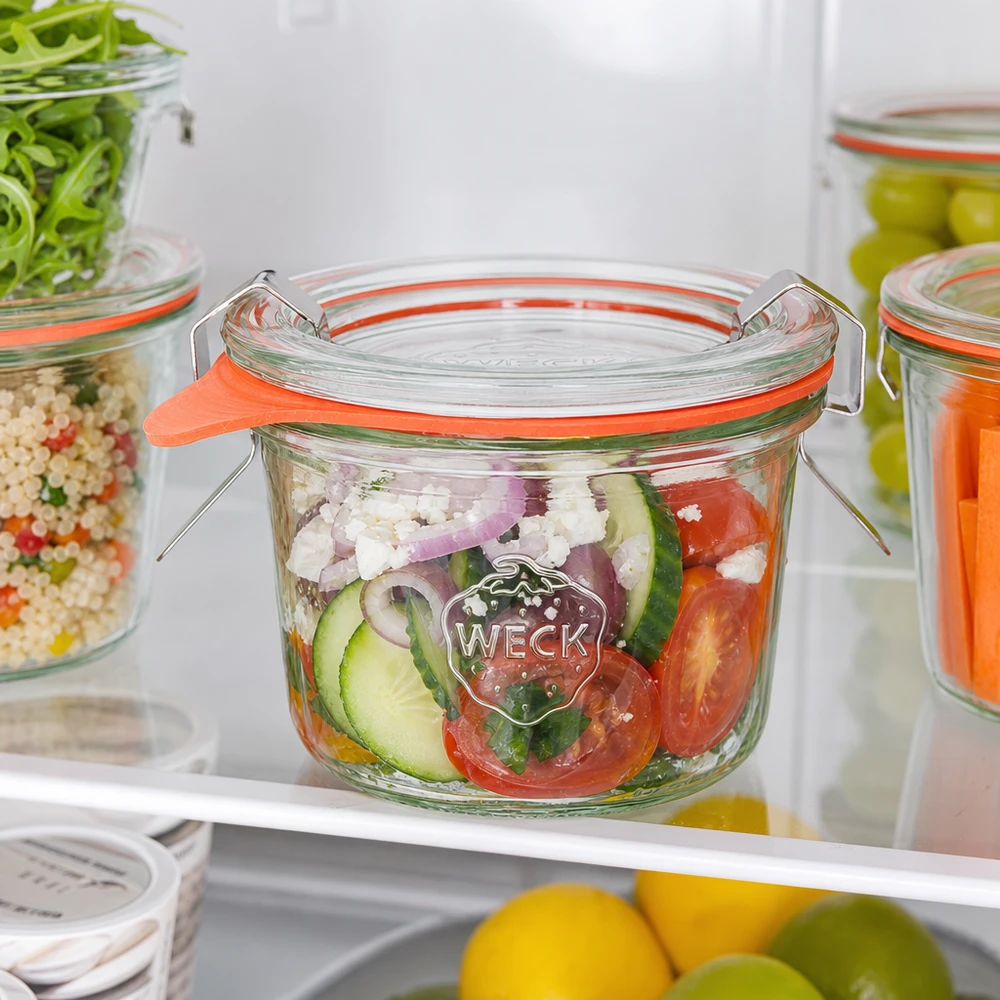80ml stortglas compleet WECK RR60 WECK bekers 80ml RR60 in de koelkast met verse salade toont praktische voedselopslag
