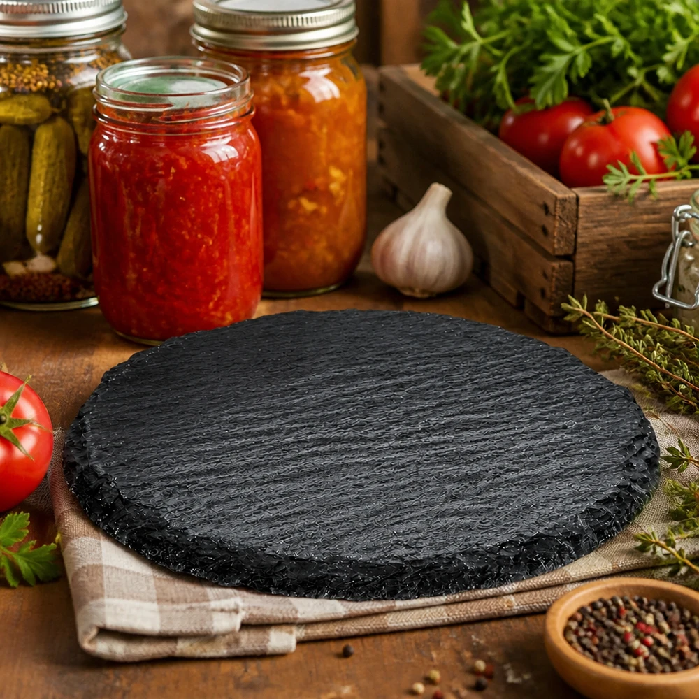 Ronde leisteenplaat 150mm in rustieke keuken gedecoreerd met inmaakpotten, tomaten en kruiden als serveerplank