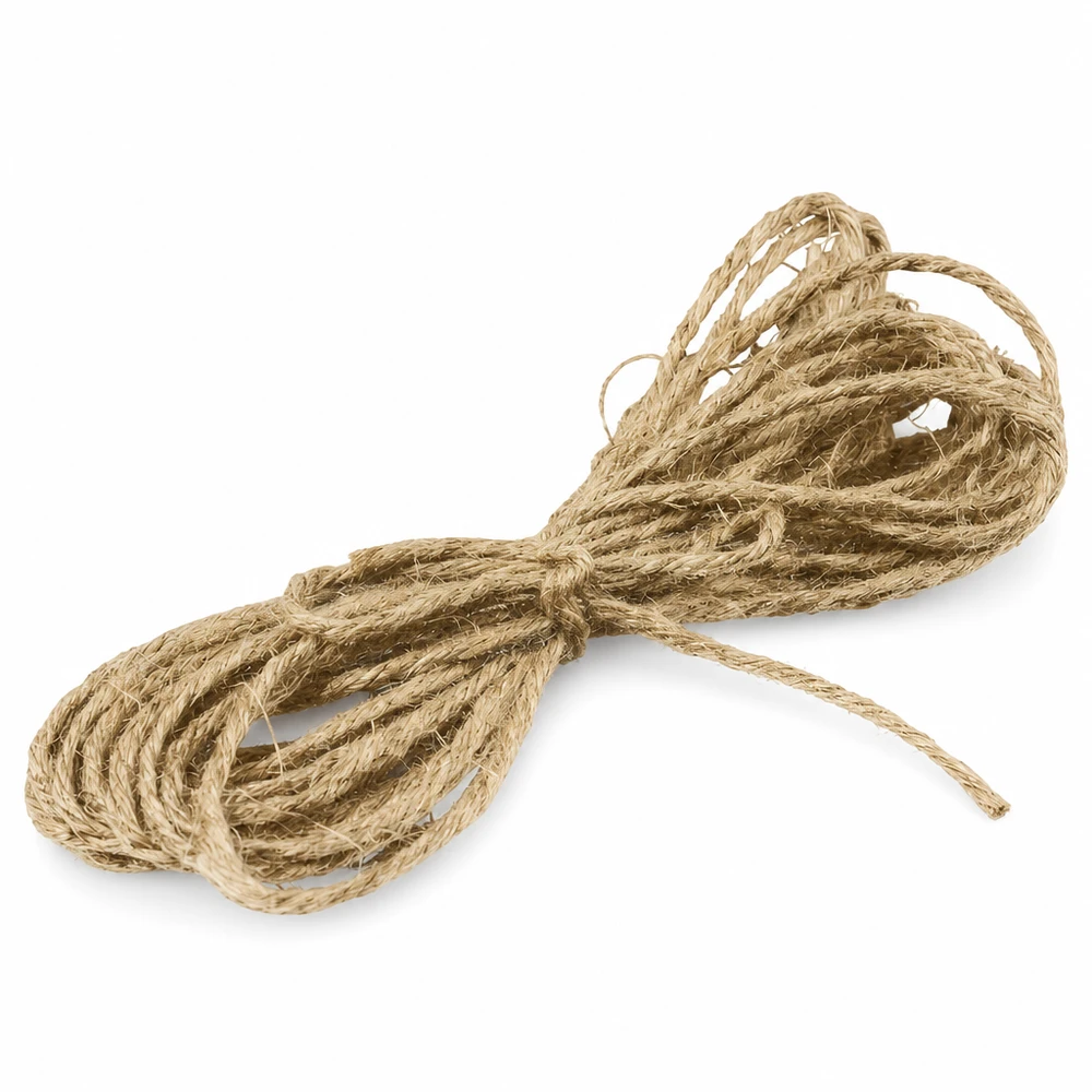 Natuurlijke jute koord van 300 cm lang om te versieren, opgerold en gebonden met knopen op een witte achtergrond