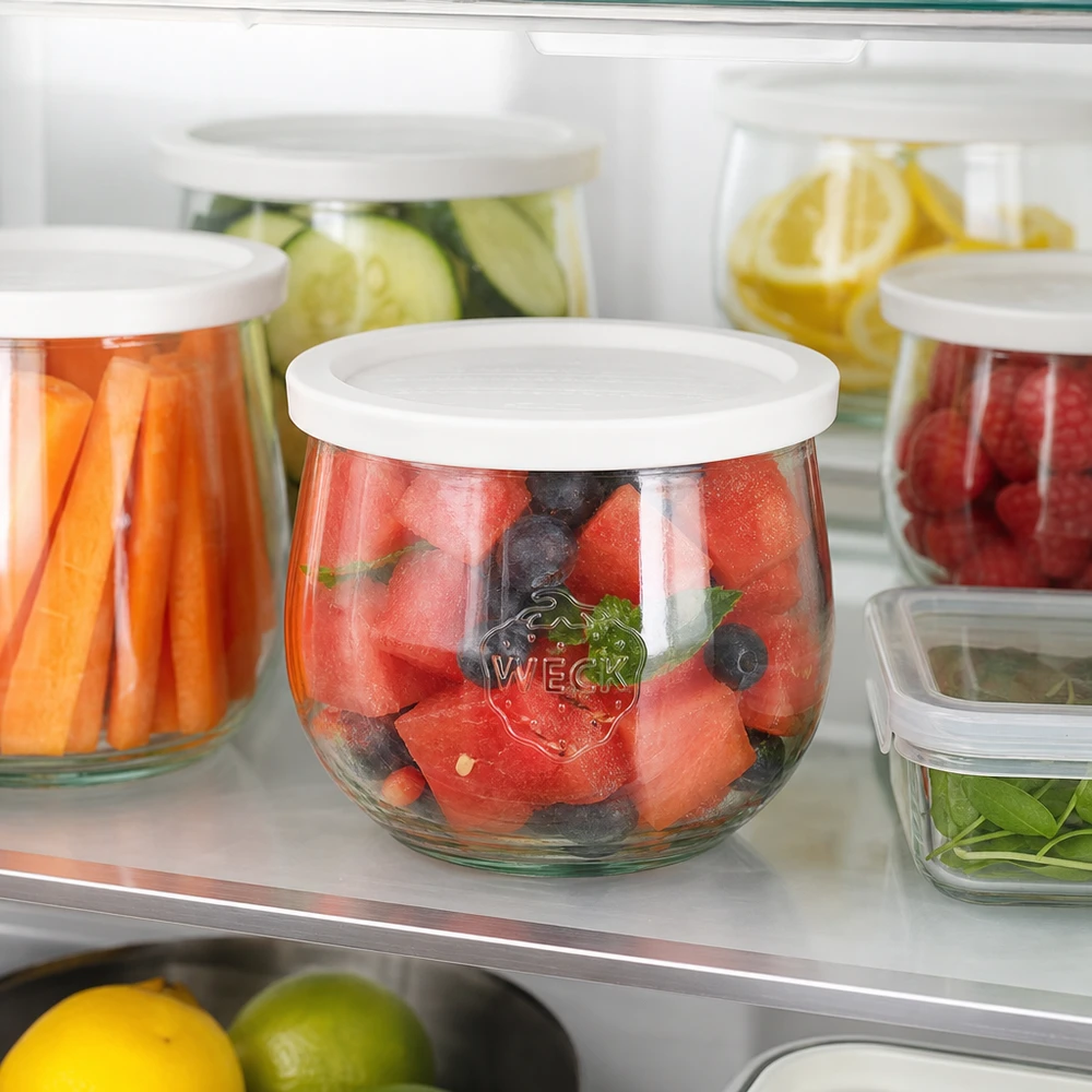 580ml tulpenglas met vershouddeksel WECK RR100 WECK tulp pot 580ml RR100 in de koelkast met fruitsalade gemaakt van watermeloen en bessen als een verse maaltijd prep oplossing