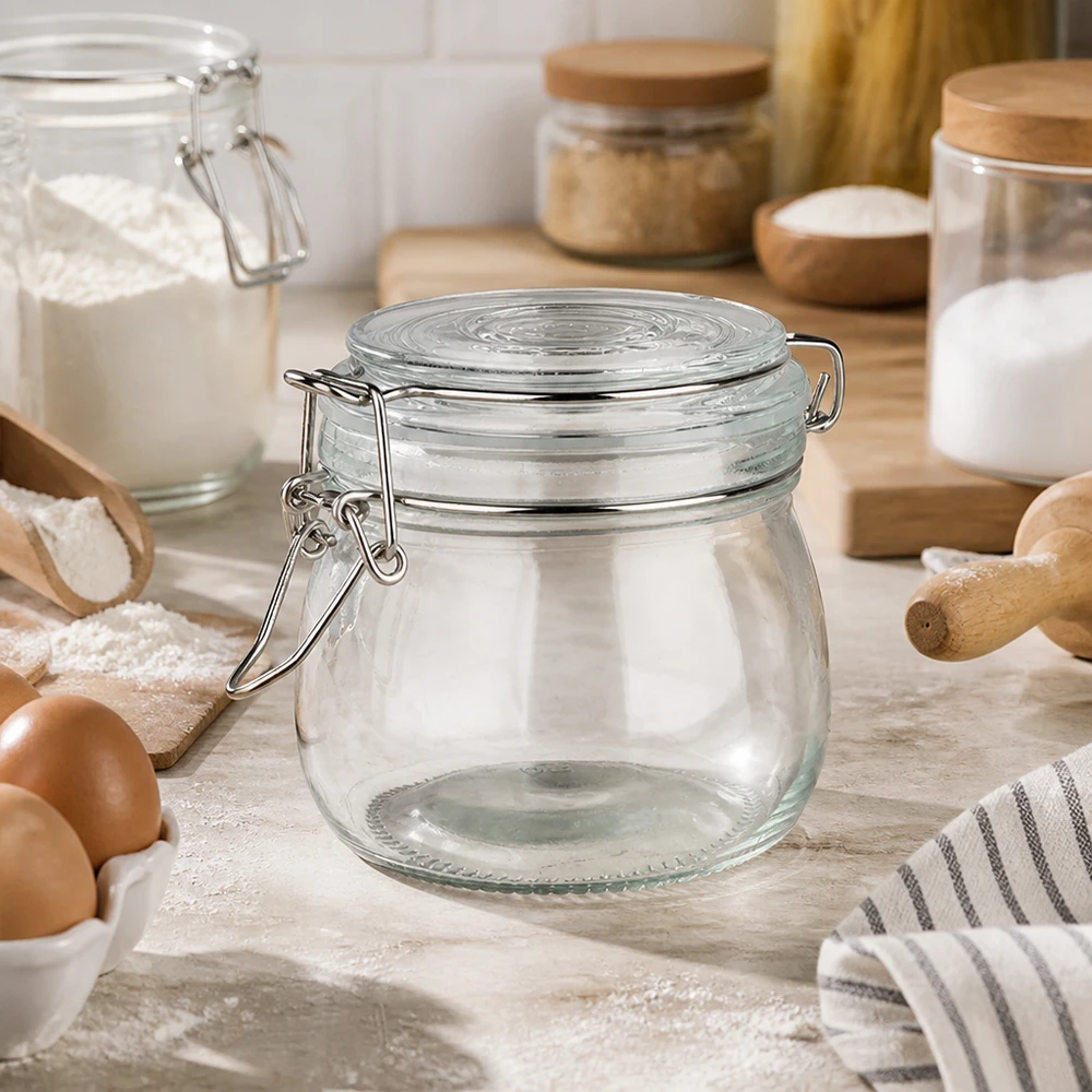 Leeg voorraadpotje van 500 ml met draaidop in een lichtgekleurde keuken naast bakingrediënten en eieren