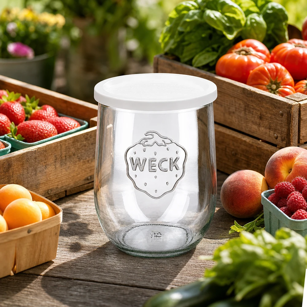 WECK tulpenpot 1062ml met vershouddeksel gedecoreerd tussen vers fruit en groenten op houten tafel buiten