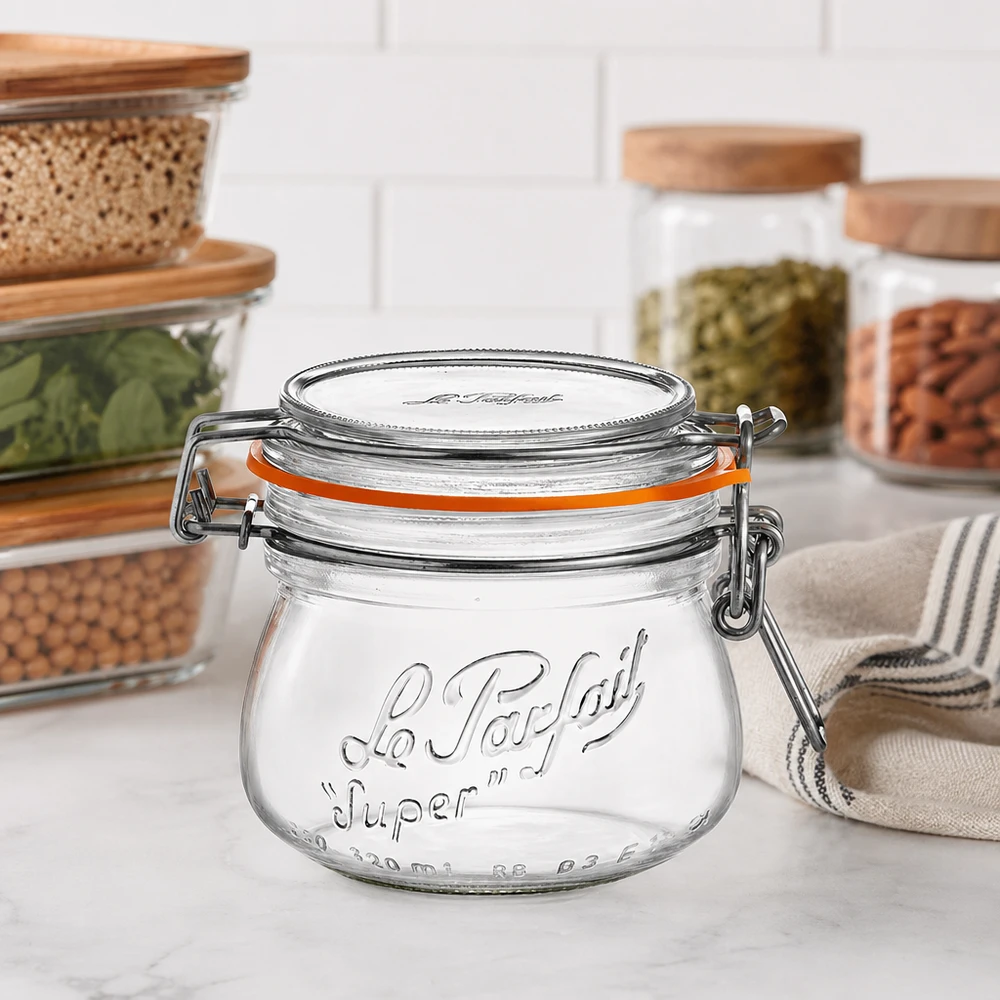 Le Parfait® pot 250 ml Ø70 mm voorraad 250 ml Le Parfait Super voorraadpot met draaidop en rubberen ring op keukenblad naast andere voorraadpotten