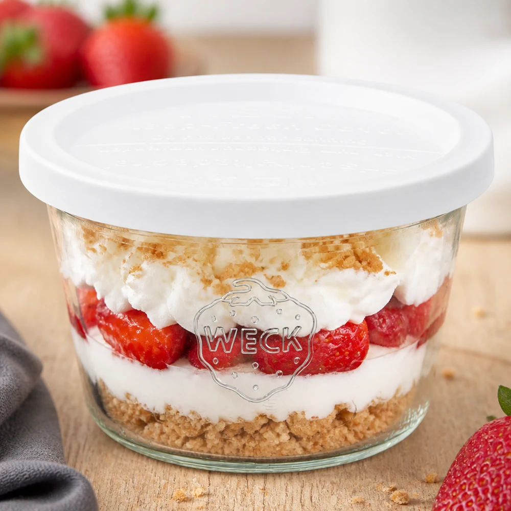 WECK 370 ml RR100 mason jar met aardbeien en room dessert en graham cracker basis als een gelaagd dessert met witte deksel