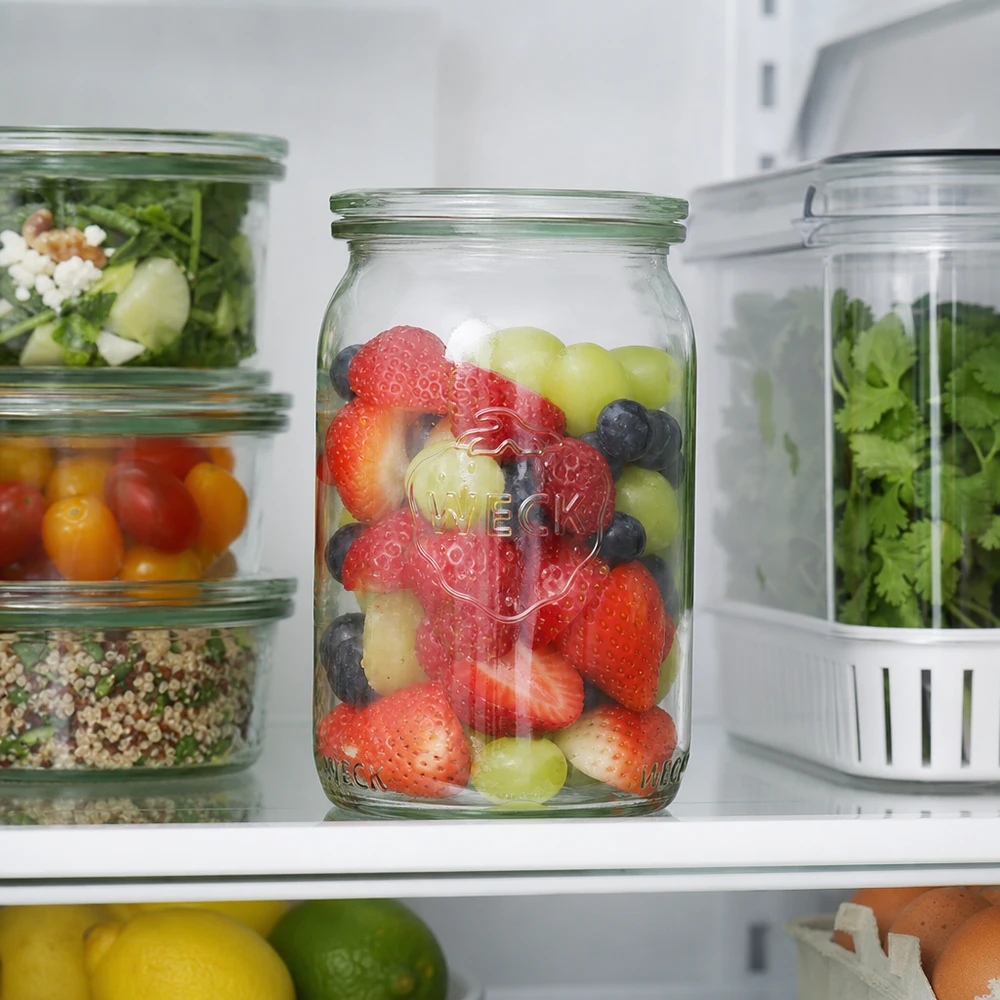 145ml cilinderglas met glazen deksel WECK RR40 WECK 145 ml cilinderpot RR40 met verse bessen in de koelkast naast salade en kruiden voor praktisch opbergen