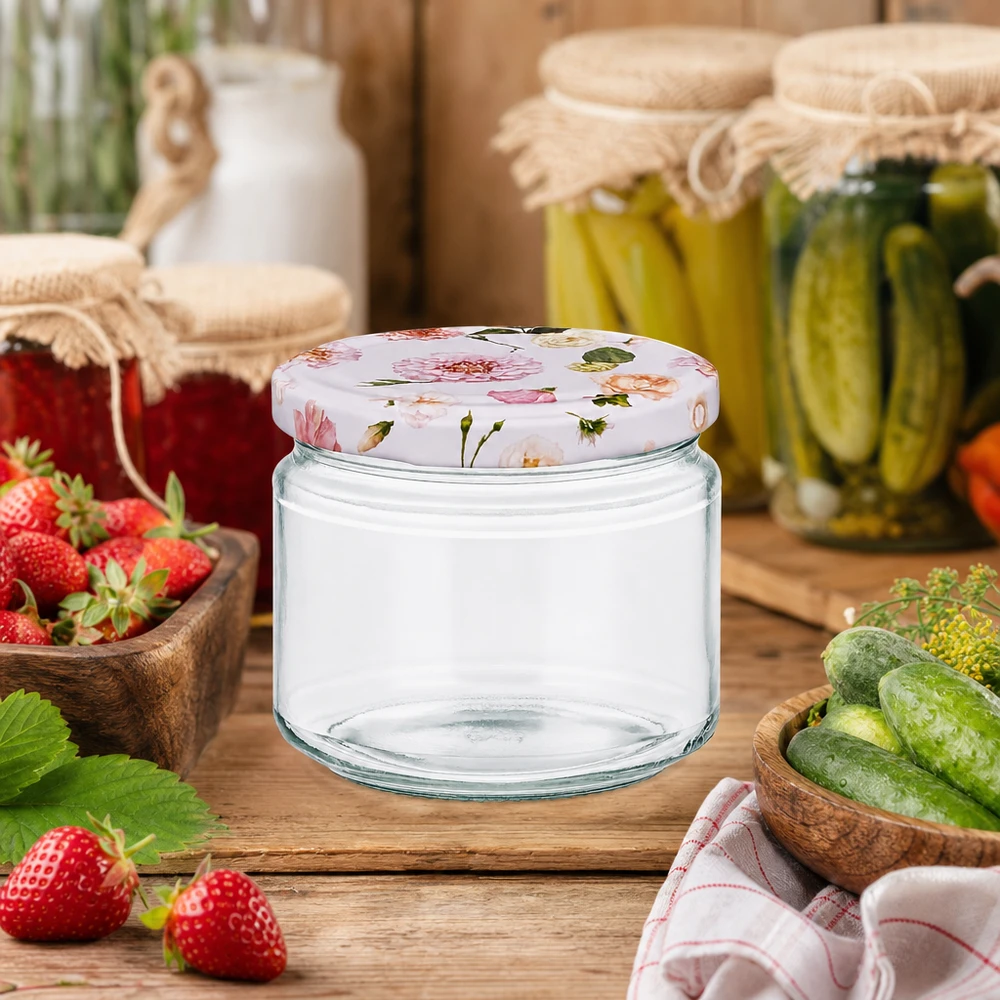 Ronde pot van 330 ml + deksel BasicSeal roze bloem UNiTWIST 330ml ronde pot BasicSeal roze bloem deksel leeg tussen verse aardbeien komkommers inmaakpotten keuken tafereel