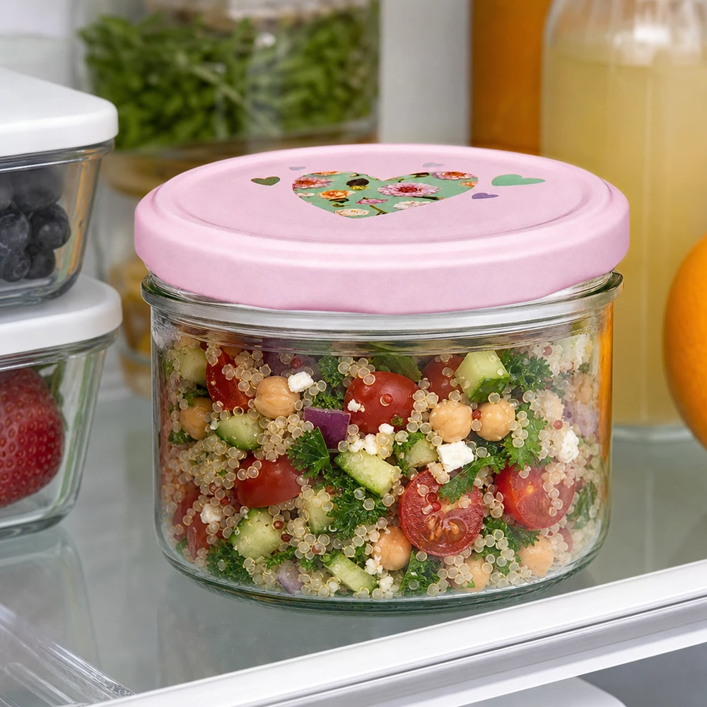 230 ml cilindervormige pot met roze hartdeksel gevuld met quinoasalade in de koelkast, ideaal voor meal prep