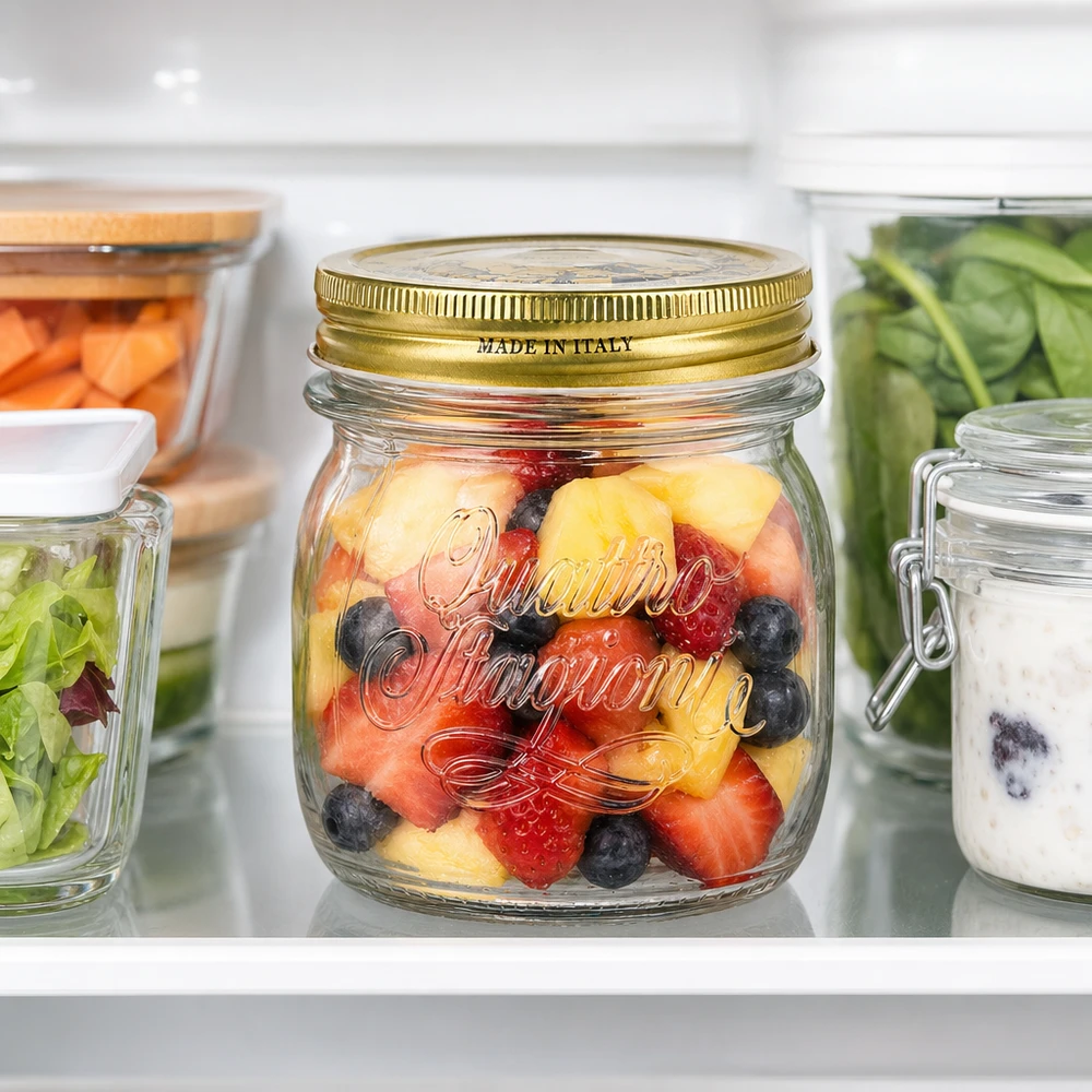 250 ml rond glas "Quattro Stagioni" met deksel 250ml ronde pot Quattro Stagioni met gouden deksel gevuld met fruitsalade in de koelkast Made in Italy
