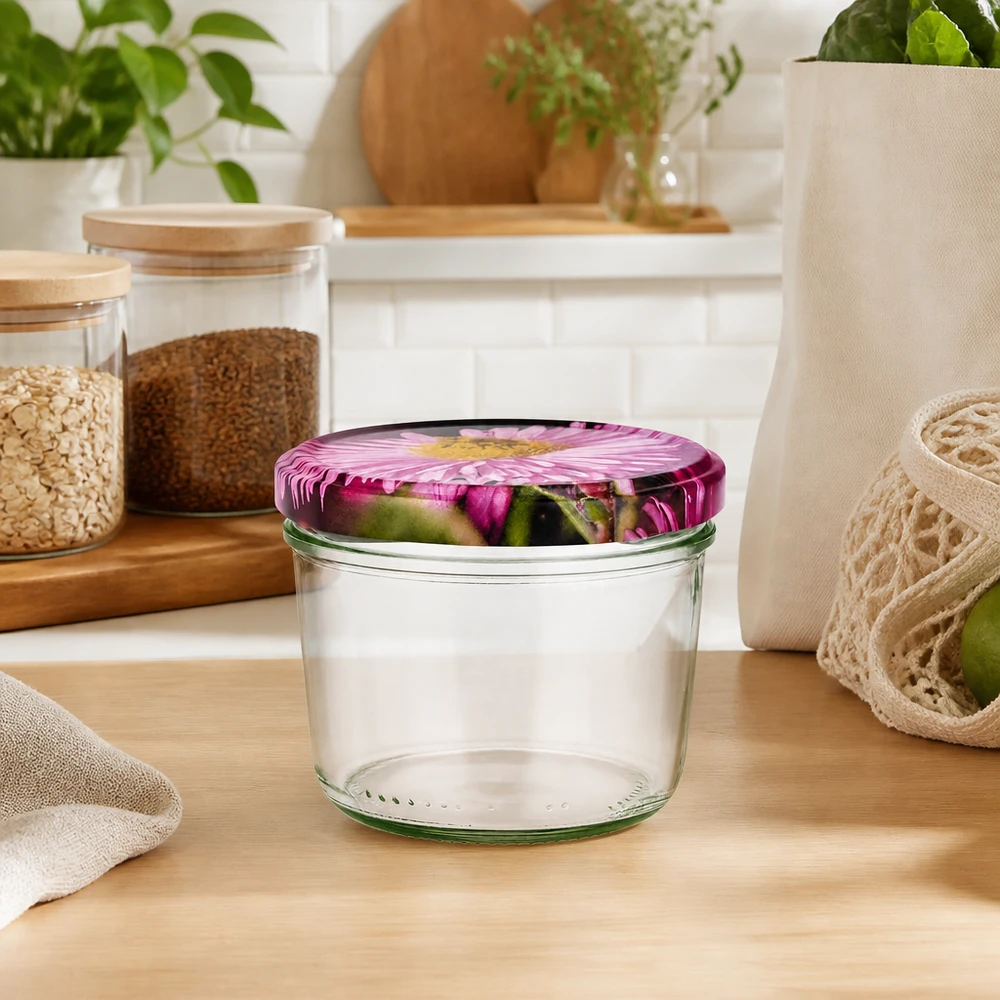 230ml bekers met BasicSeal deksel Bloemen decor UNiTWIST Sturzglas 230ml leer mit rosa Blütendeckel in natürlicher Küchenumgebung, umgeben von Vorratsgläsern und Pflanzen
