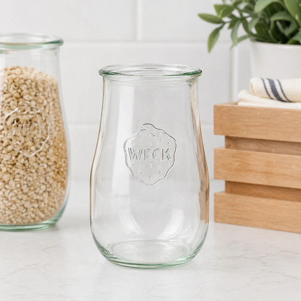 WECK tulpenpot 1750ml RR100 als stijlvolle voorraadpot in moderne keukens naast houten kisten en planten
