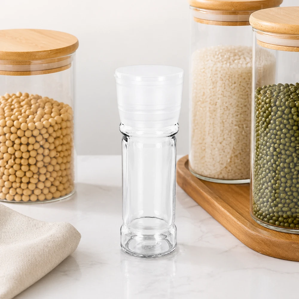 Zout-/kruidenpotje 100 ml met molen Vario wit Zoutglas van 100 ml met draaibare witte molen op een marmeren tafel naast een houten dienblad met ingrediënten