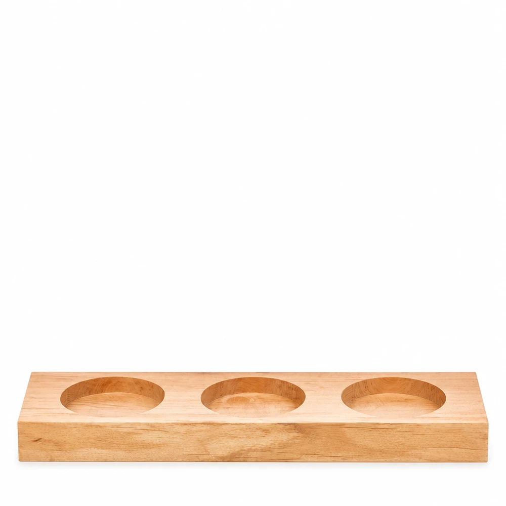 Serveerplank Plano3 voor 3 WECK-glazen Plano3 houten serveerplank met drie ronde uitsparingen voor WECK bekers op een witte achtergrond