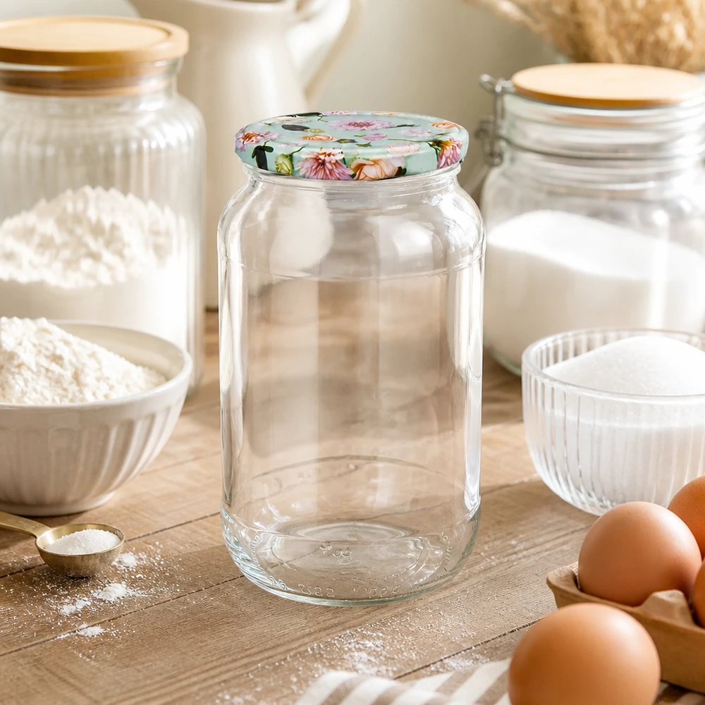 Leeg 1062ml rond potje met BasicSeal deksel Bloem mint in gezellige keuken naast eieren en meel voorraadpotje