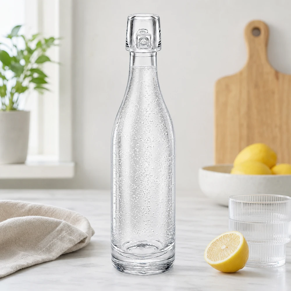 50ml glazen fles UNiTWIST gevuld met bruisend water in moderne keuken naast citroenen en glazen wit werkblad