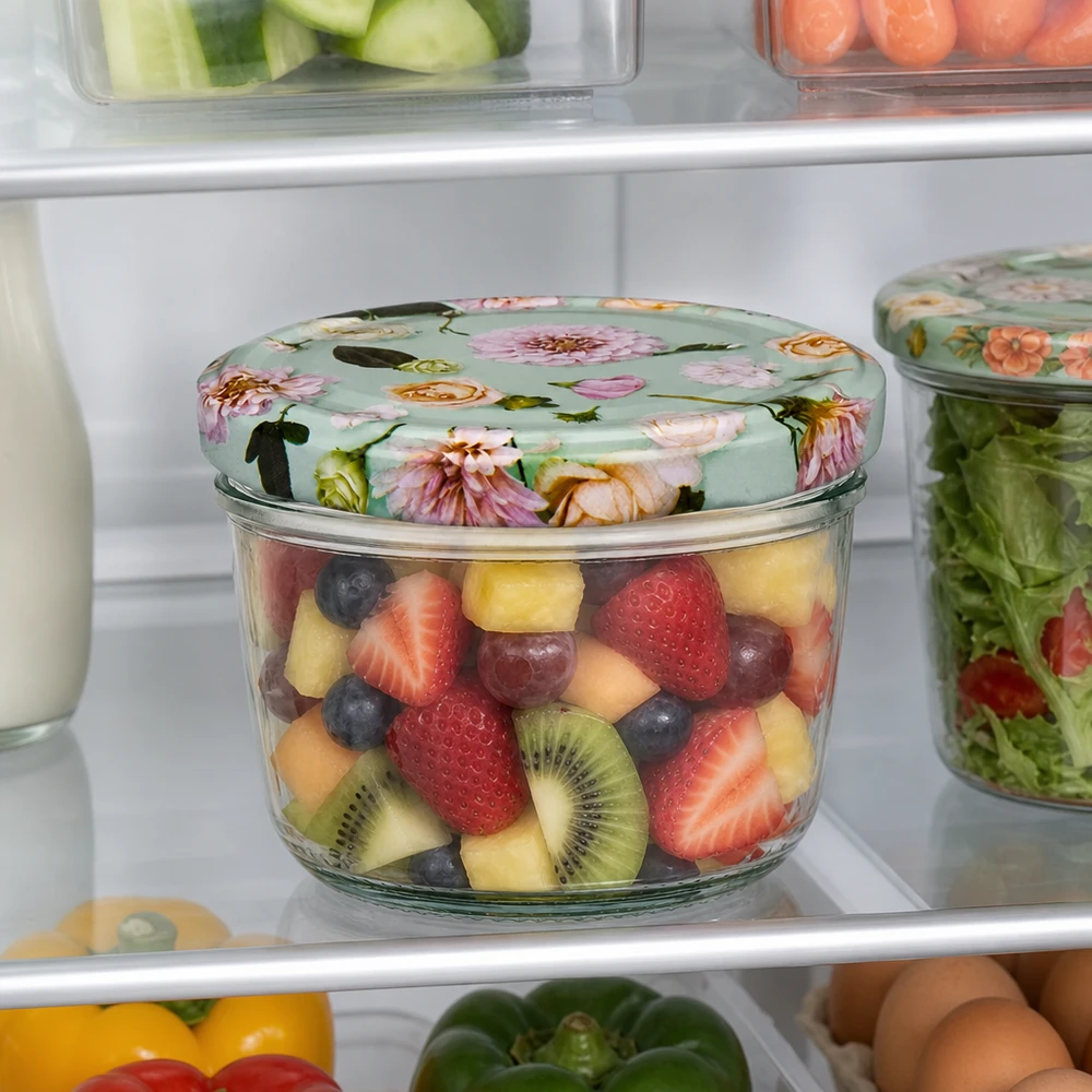 230 ml bekers met BasicSeal deksel Bloem mint gevuld met fruitsalade in de koelkast naast andere opbergers