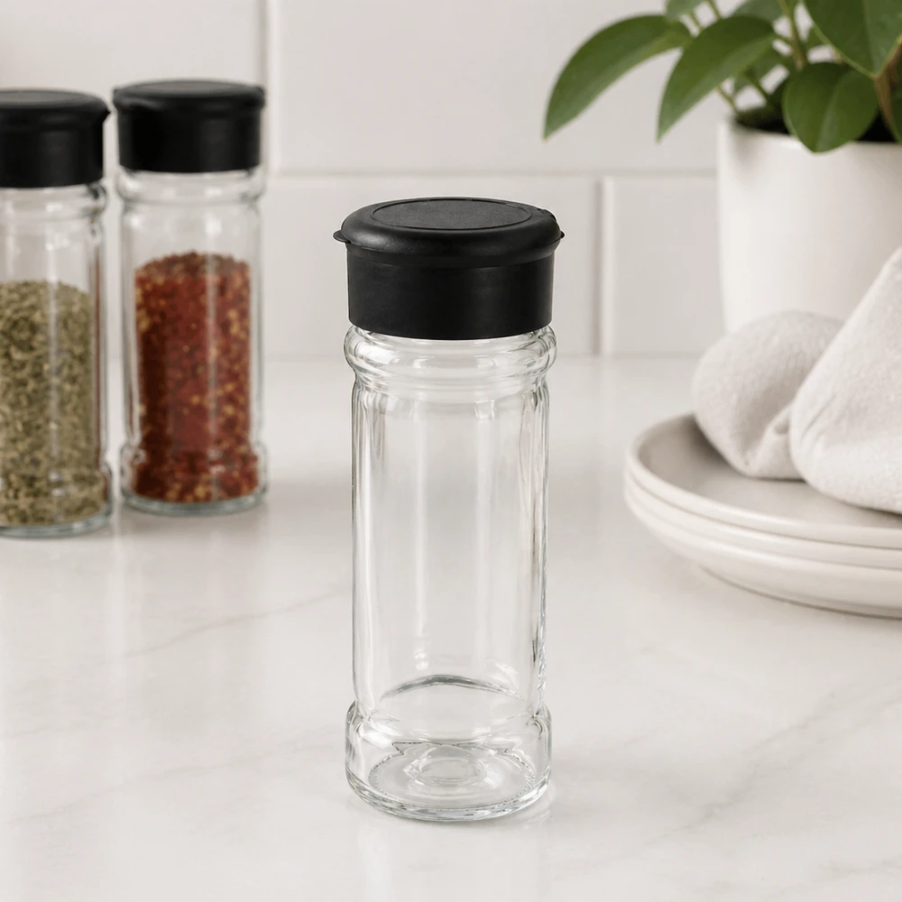Zout-/kruidenpotje 100 ml met strooier, zwart Cilindrische kruidenstrooier van helder glas met een zwart deksel in een moderne keukenomgeving