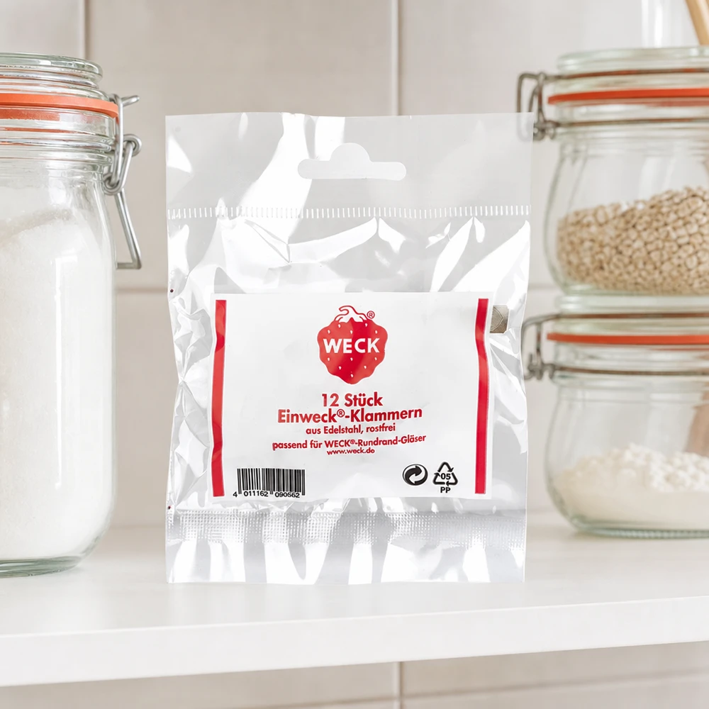 Weck Clips (verpakking(en) van 12) WECK klemt productverpakking in keuken tussen voorraadpotten met graanmeel op wit werkblad keukensfeer