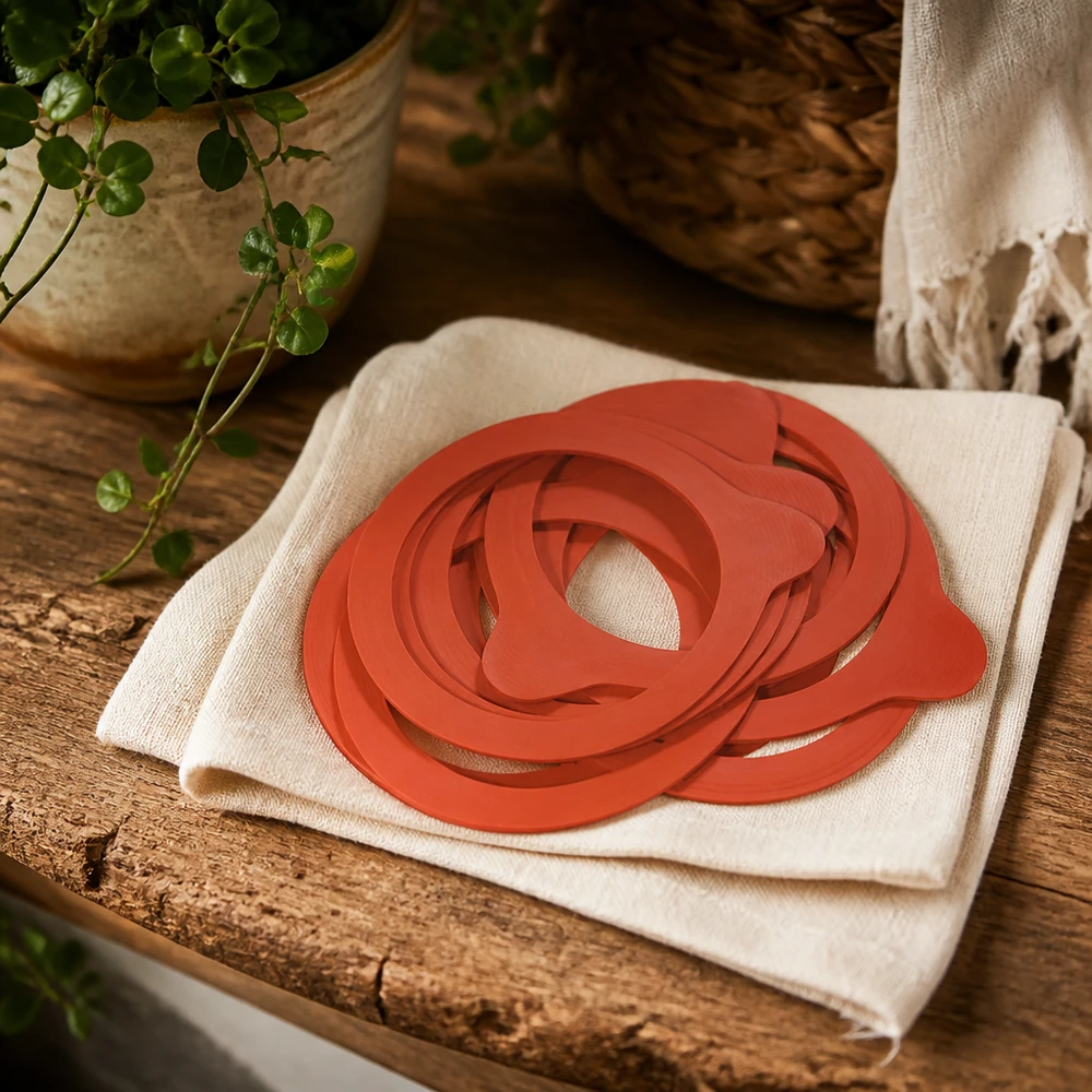 Inmaakringen RR60 natuurrubber oranje op linnen doek rustieke houten tafel met plant natuurlijke keukensfeer