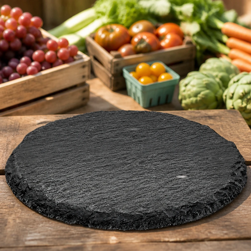 Rond leistenen bord 15cm tussen verse groenten en fruit als natuurlijk serveeroppervlak voor kaas en snacks