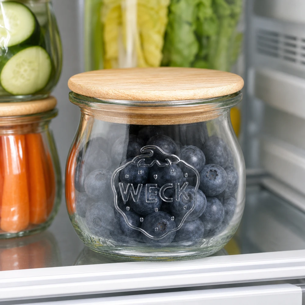 WECK tulpenpot RR40 75ml met houten deksel gevuld met blauwe bessen in de koelkast naast andere voorraadpotten