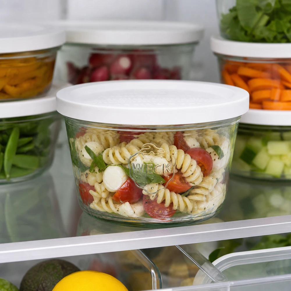 WECK 370ml RR100 bekers gevuld met pastasalade in de koelkast om vers voedsel in te bewaren