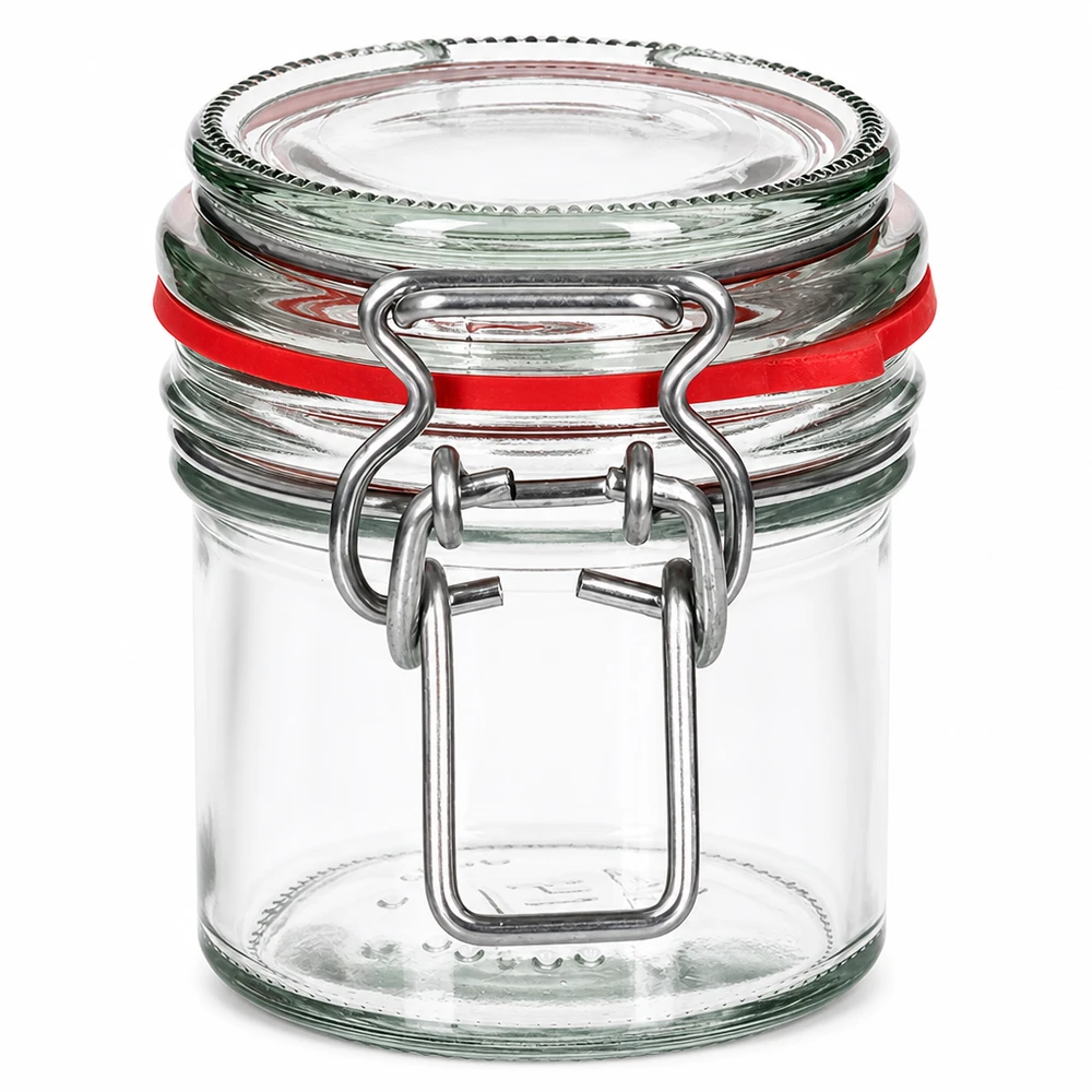 Leeg voorraadpotje van 135 ml met draaidop en rode rubberen verzegeling van transparant glas op een witte achtergrond